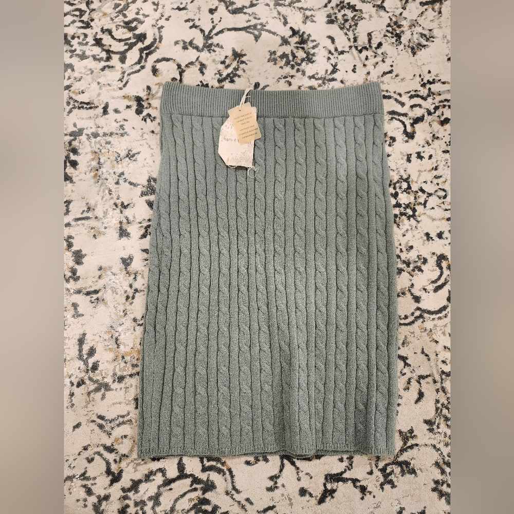 NWT Hem & Thread cable knit sweater skirt in sage green size S